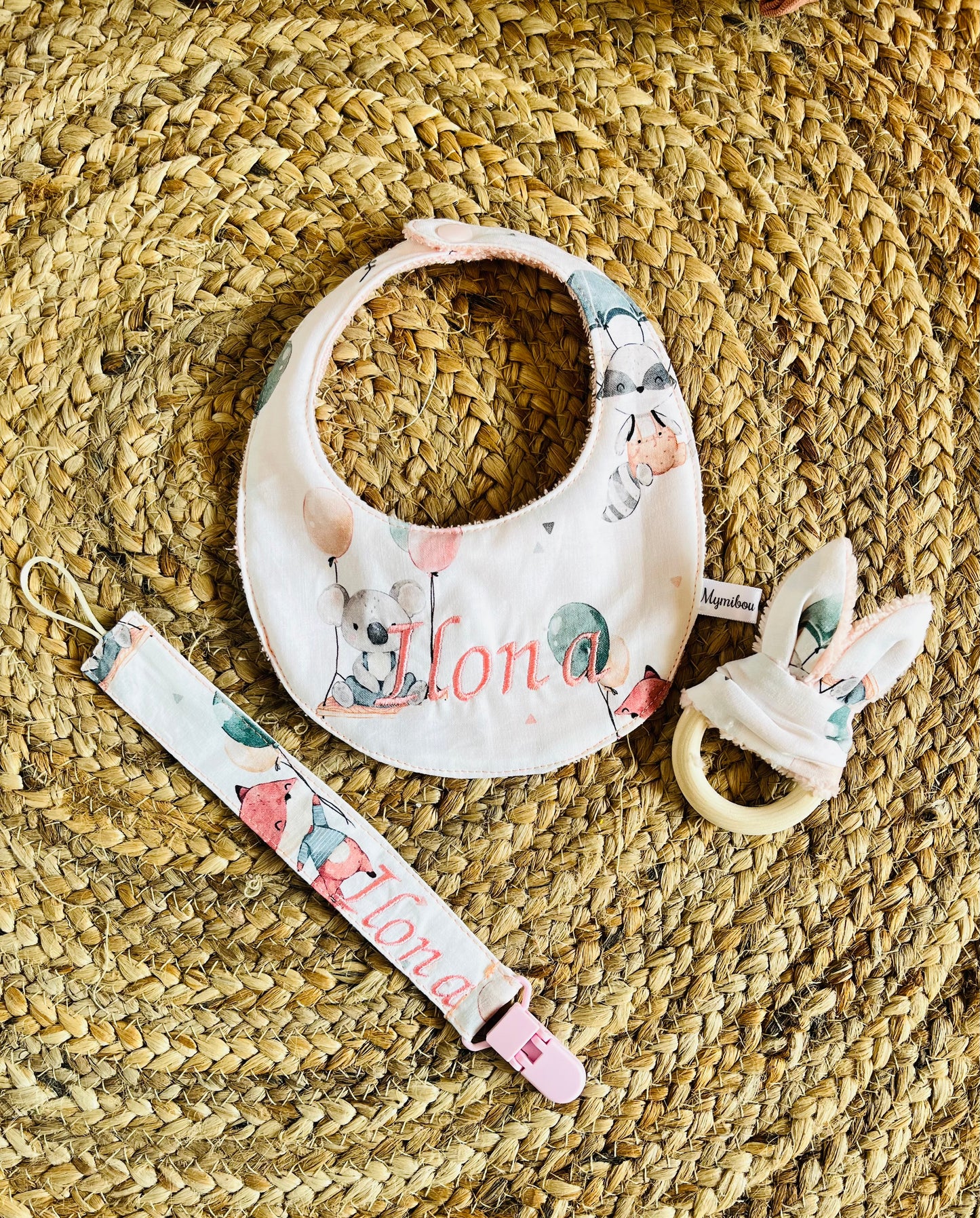 Petit kit de naissance ballon (bavoir, attache tétine et anneau de dentition)