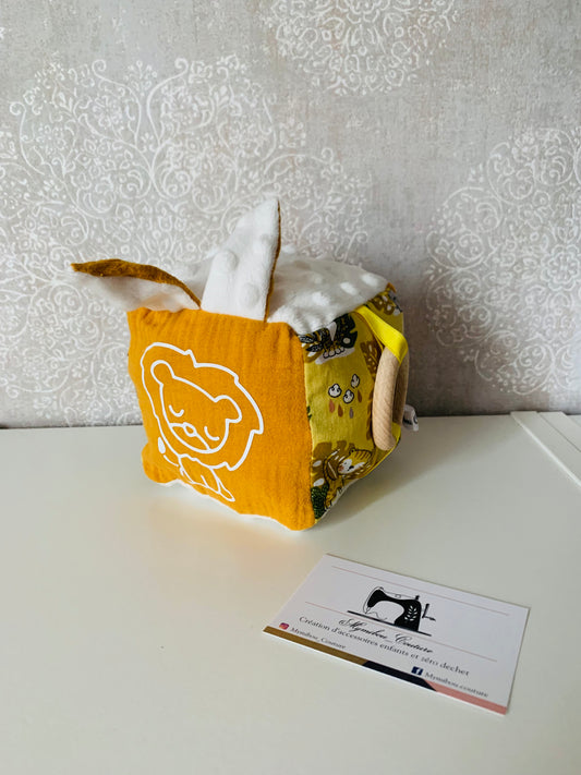 Cube d’éveil sensoriel « Lion »